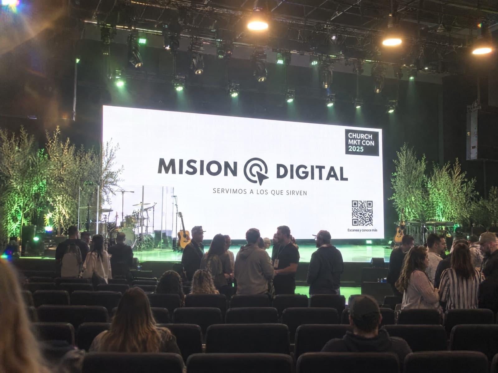 El logo de Misión Digital en la pantalla principal de Church MKT CON 2025.