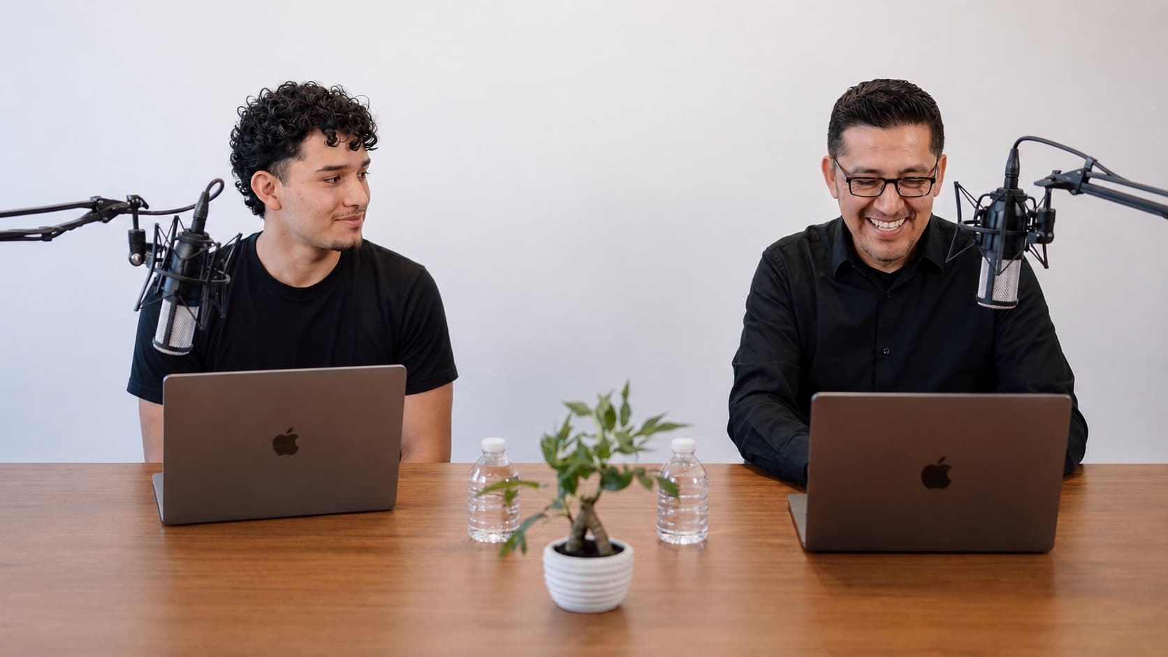 Pedro y Aarón Espinales frente a sus laptops, grabando un episodio.