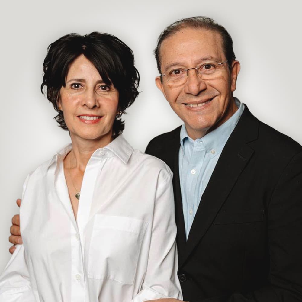 Hugo y Tati Martínez, de Ya Basta, sonriendo a la cámara.